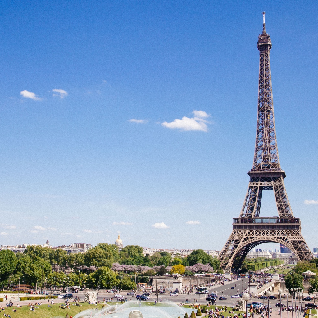 Красивый вид на знаменитую Эйфелеву башню под голубым небом, Париж 