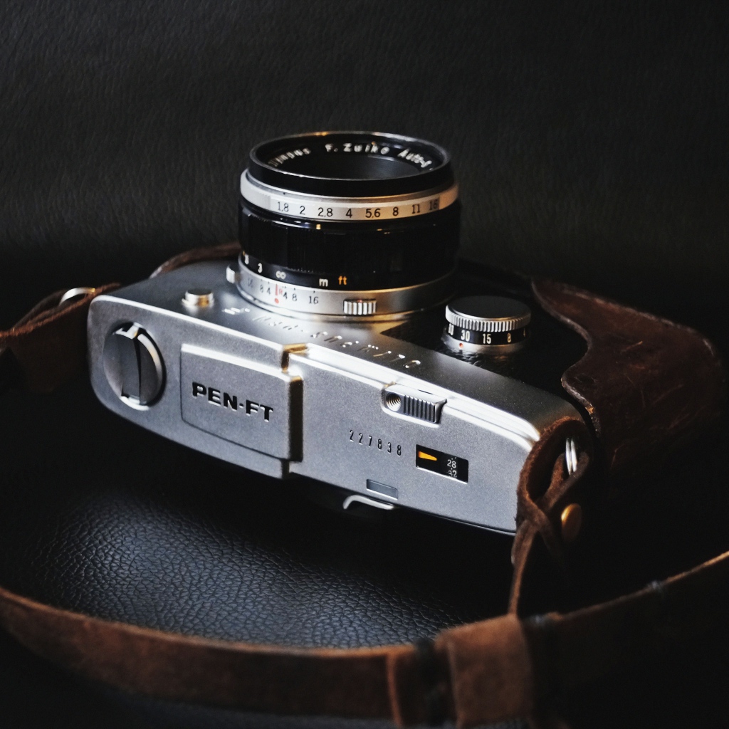 Старый фотоаппарат на черном фоне