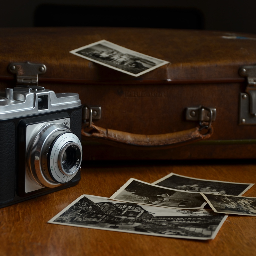 Old camera with suitcase and photo