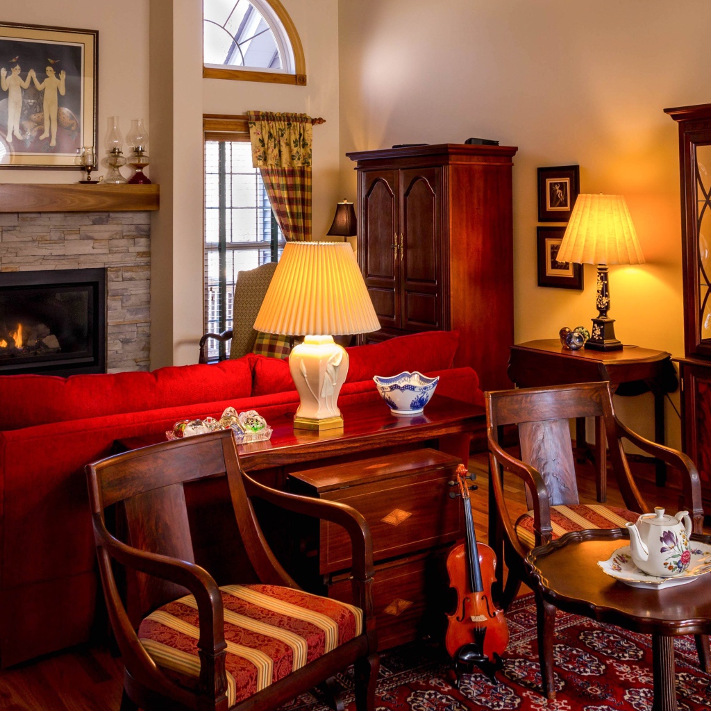 Старая мебель в комнате с камином