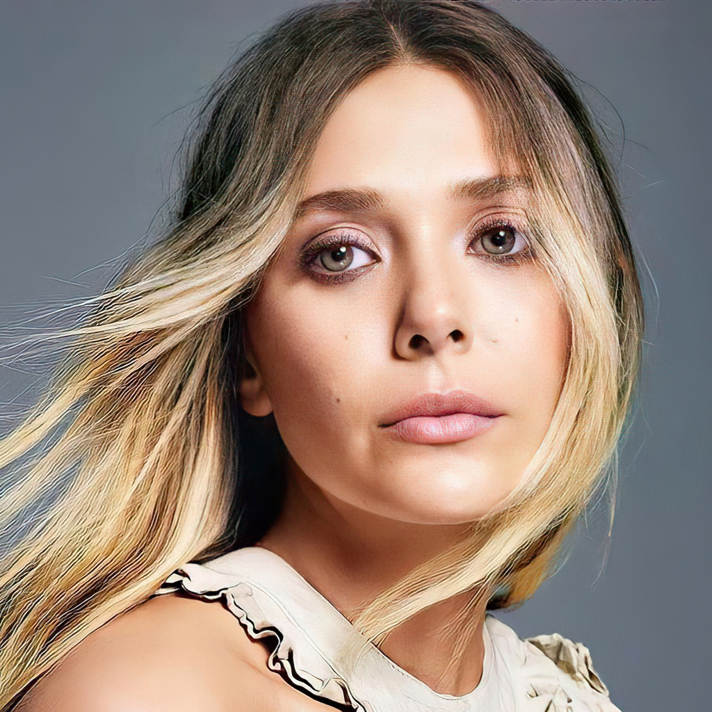 Грустная девушка, актриса Элизабет Олсен на сером фоне