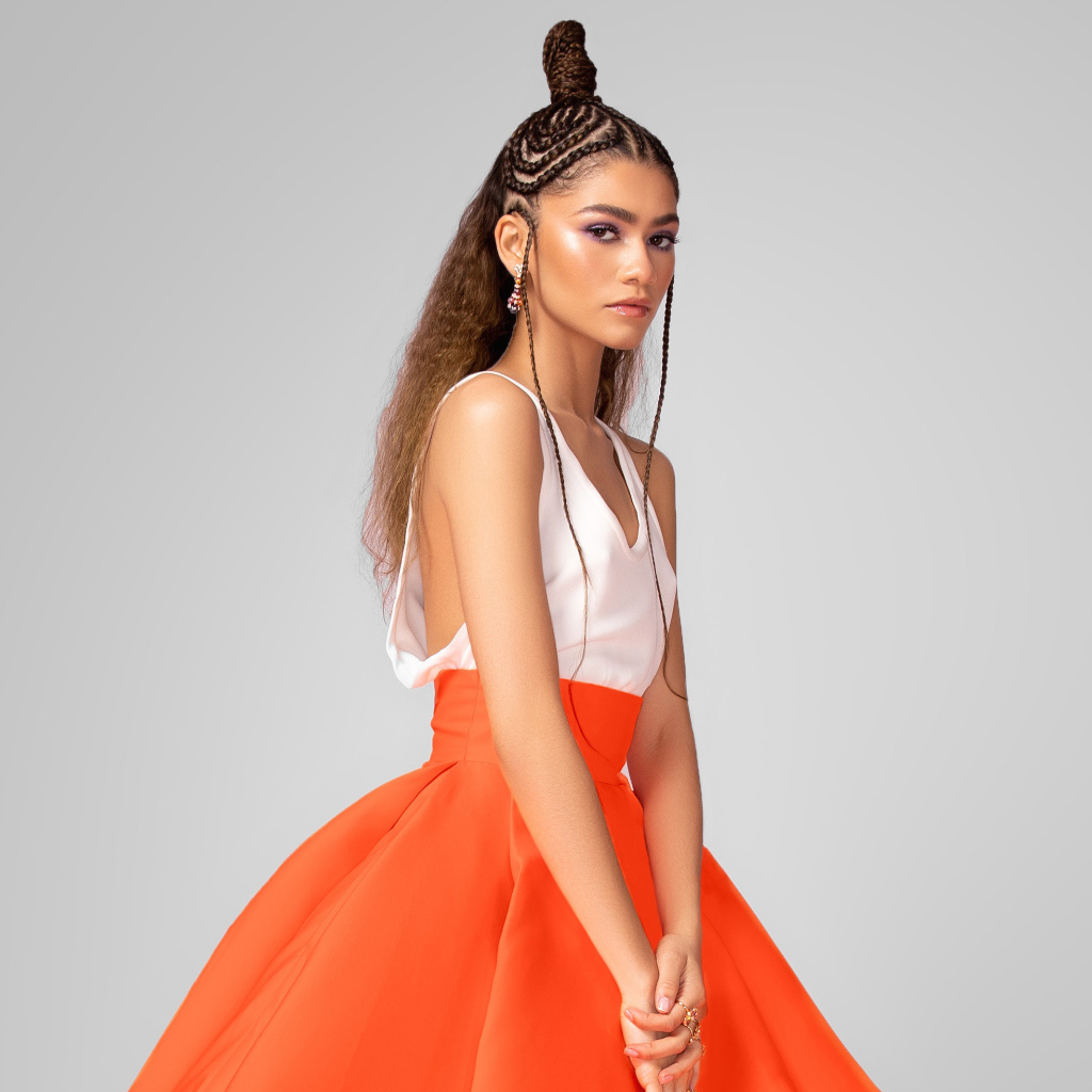 Грустная девушка актриса Зендая на сером фоне