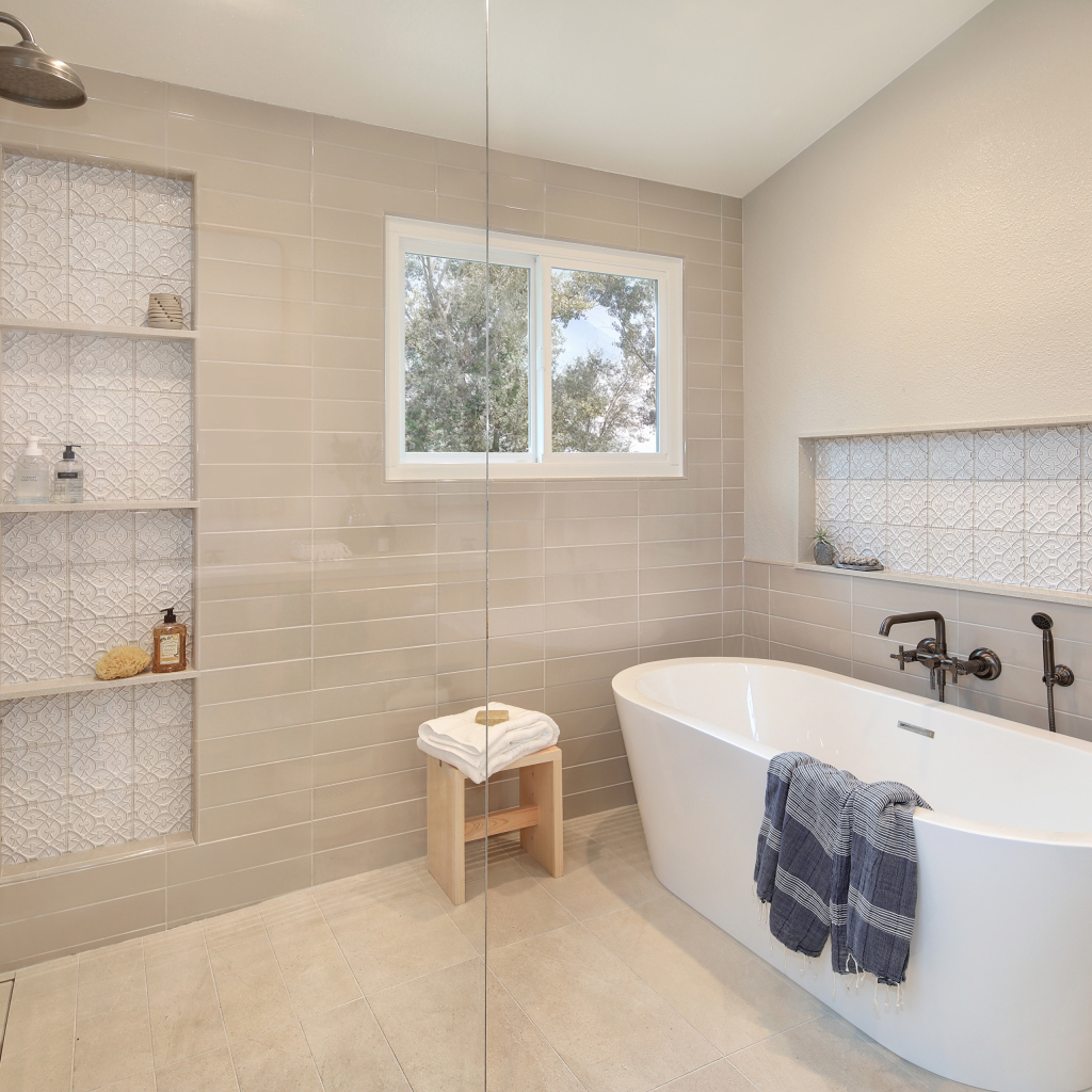 Душевая комната с белой ванной и серыми стенами