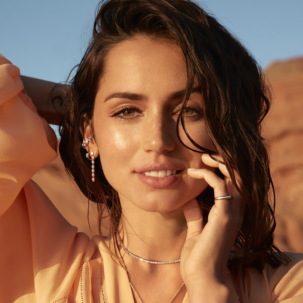 Улыбающаяся испанская актриса Ана де Армас