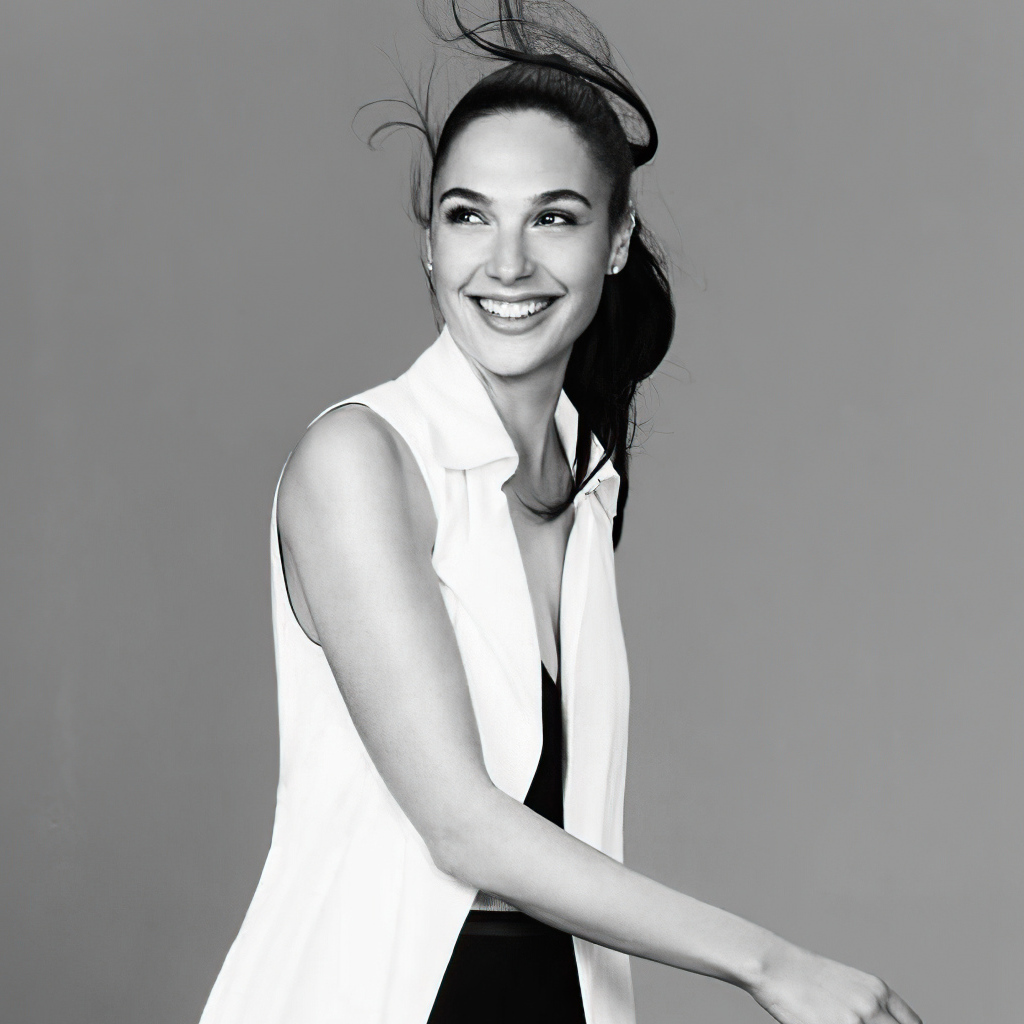 Улыбающаяся актриса Галь Гадот на сером фоне