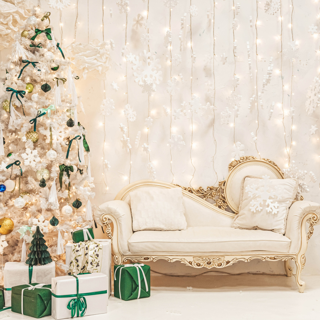 Диван и наряженная ель на Рождество 