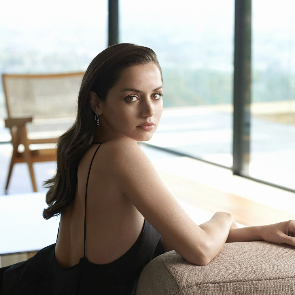 Испанская актриса Ана де Армас в черном платье у дивана