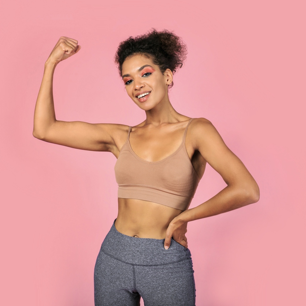 Спортивная девушка на розовом фоне