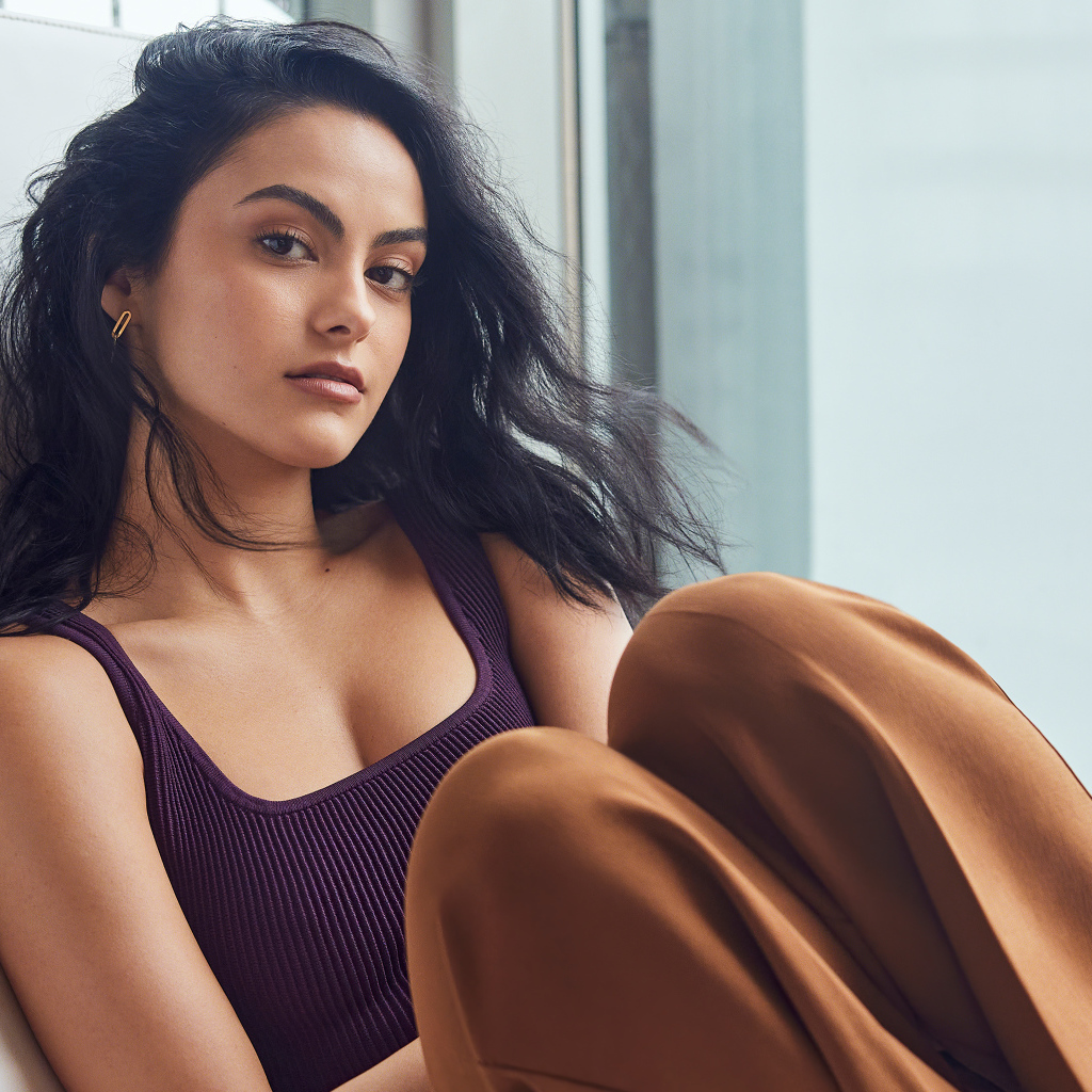 Стильная брюнетка Камила Мендес сидит на кресле