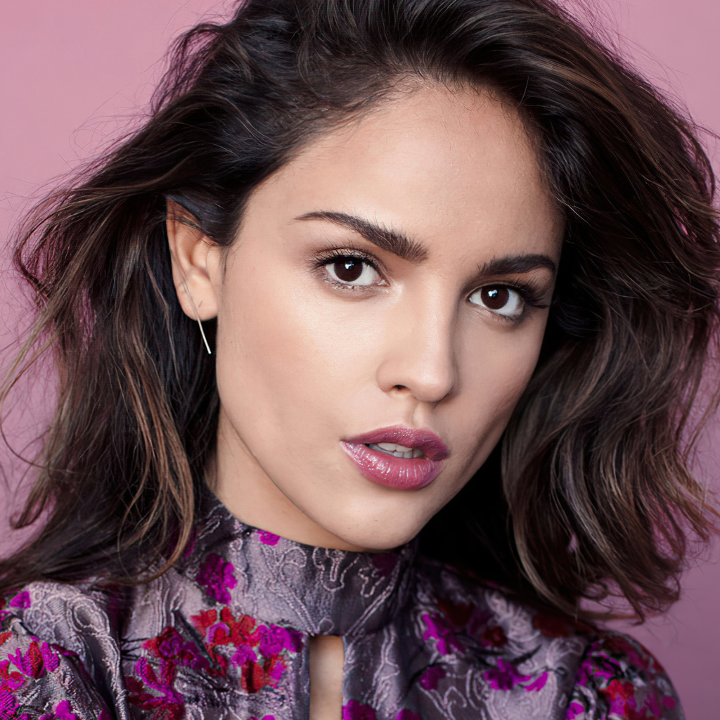 Стильная брюнетка Эйса Гонсалес на розовом фоне