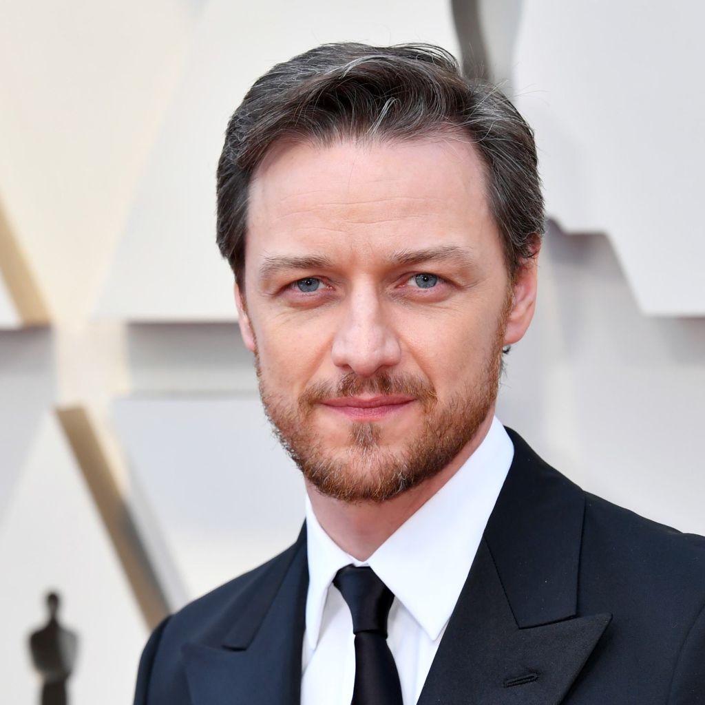 Стильный мужчина, актер Джеймс МакЭвой в костюме