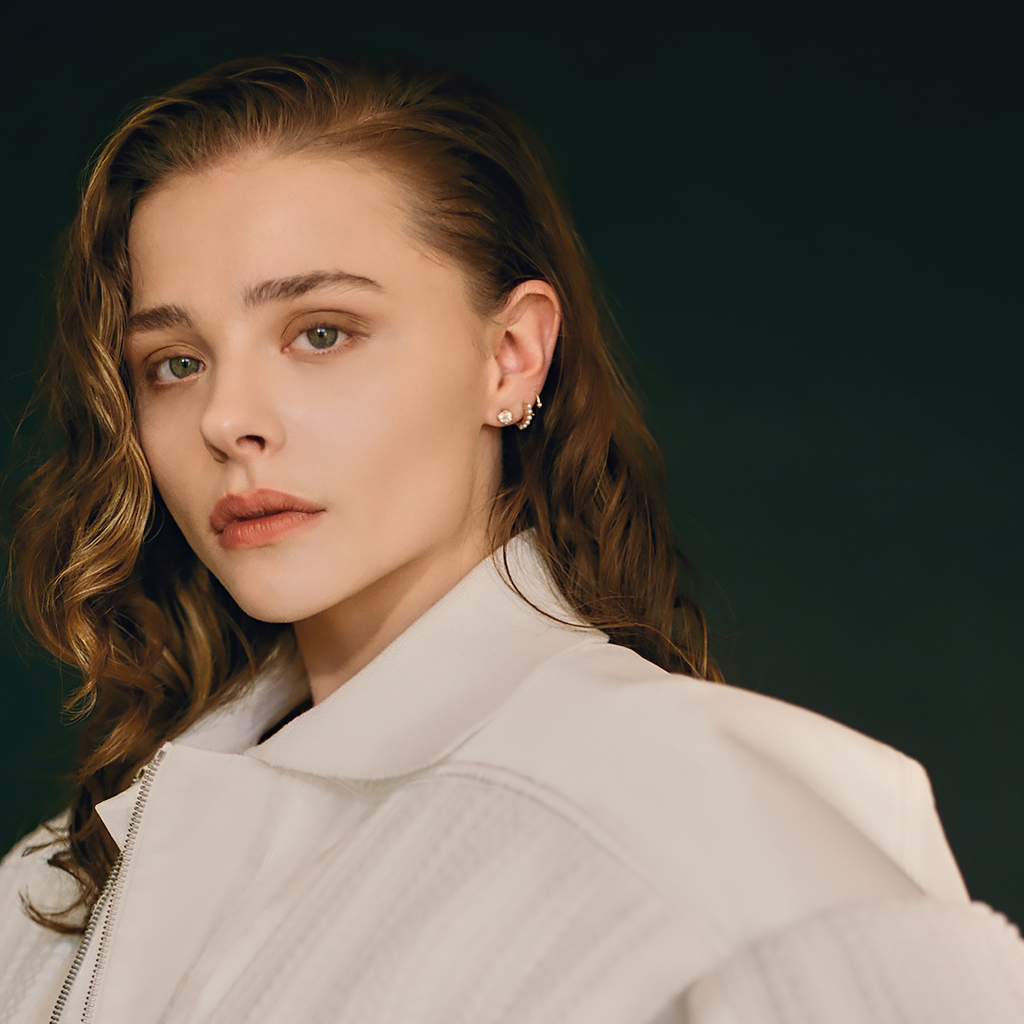 Стильная молодая девушка актриса Хлоя Грейс Морец в белом