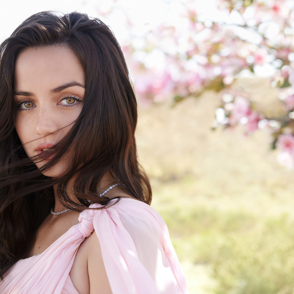 Нежная девушка, актриса Ана де Армас в розовом платье