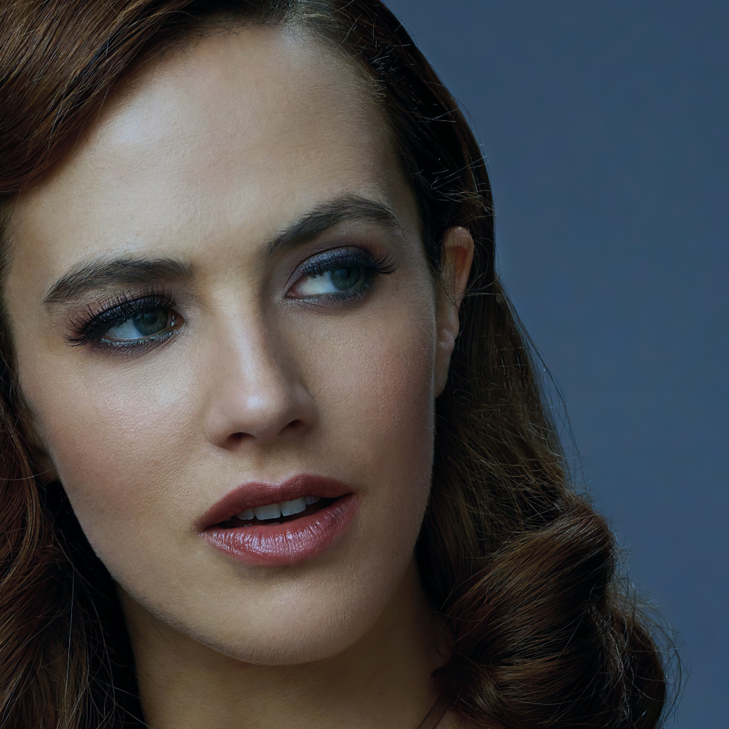 Лицо британской актрисы Джессики Браун-Финдли на сером фоне