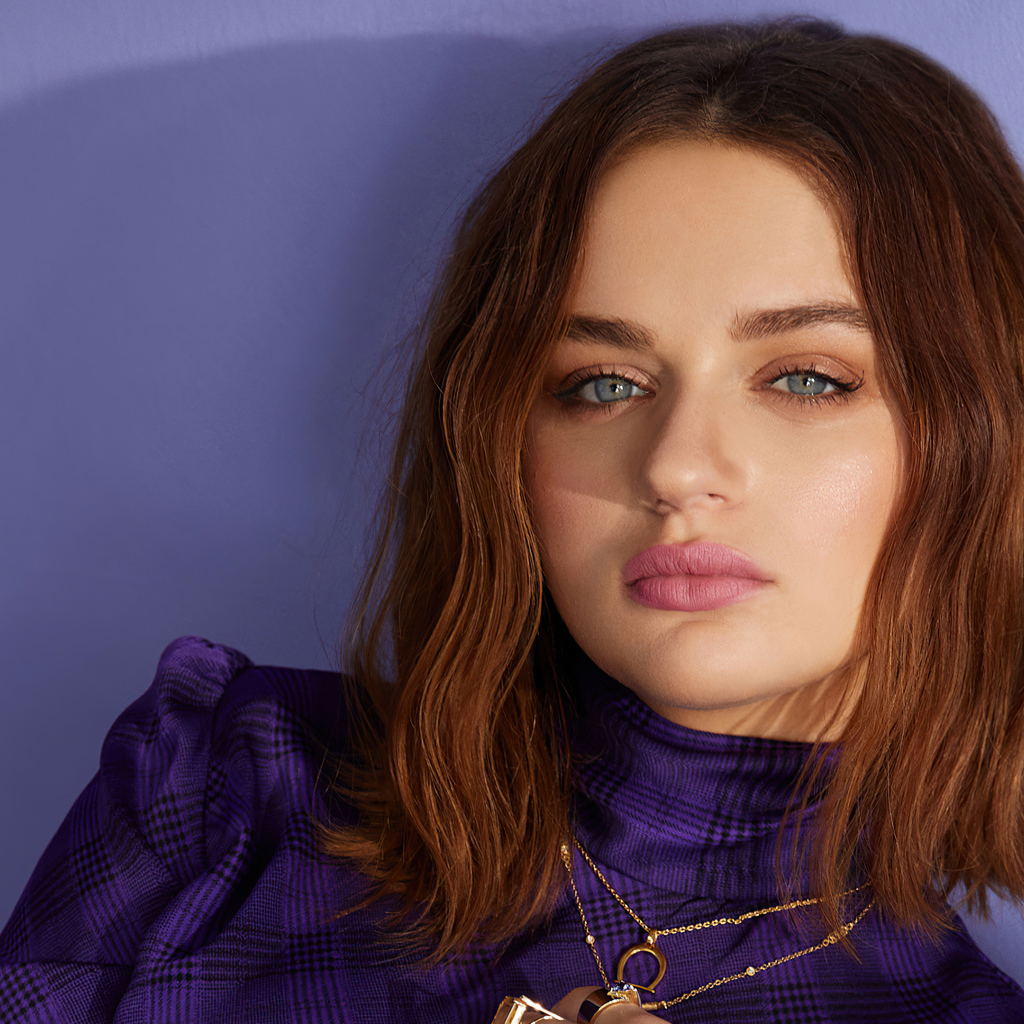 Лицо актрисы Джоуи Кинг на фиолетовом фоне