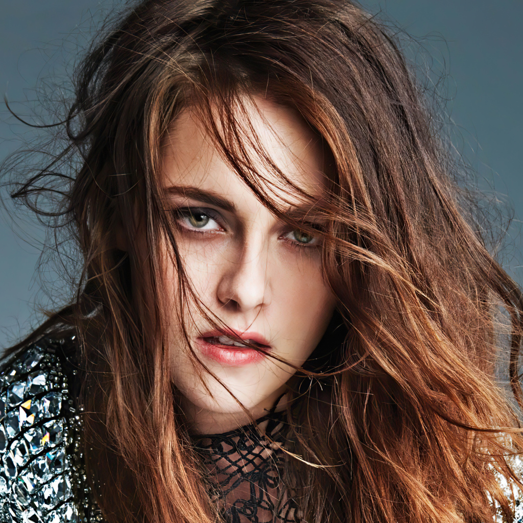 Лицо  актрисы Кристен Стюарт на сером фоне