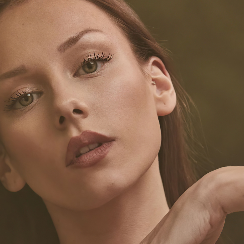 Лицо испанской актрисы Эстер Экспосито