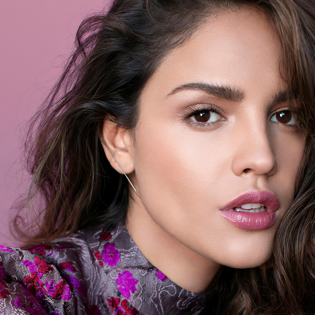 Лицо красивой актрисы Эйса Гонсалес на розовом фоне