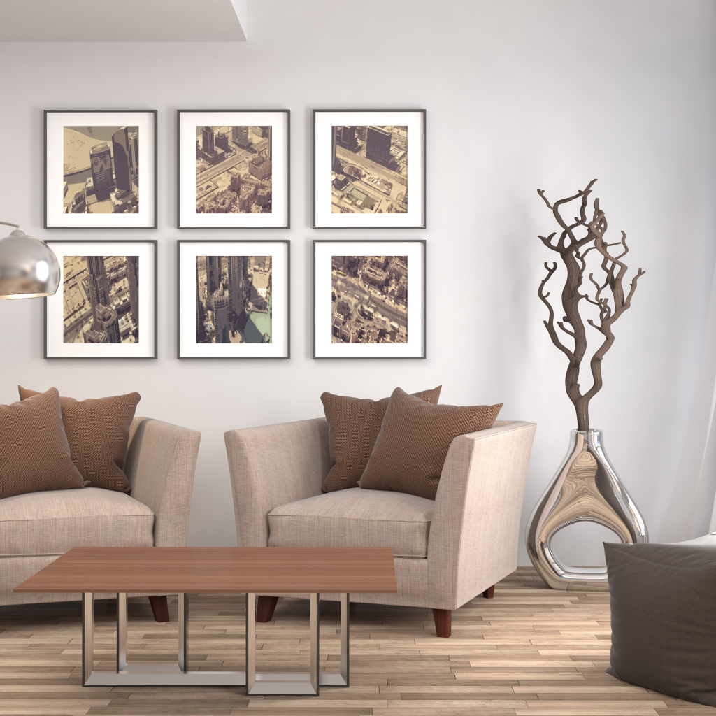 Два кресла с вазой стоят в комнате с большим окном