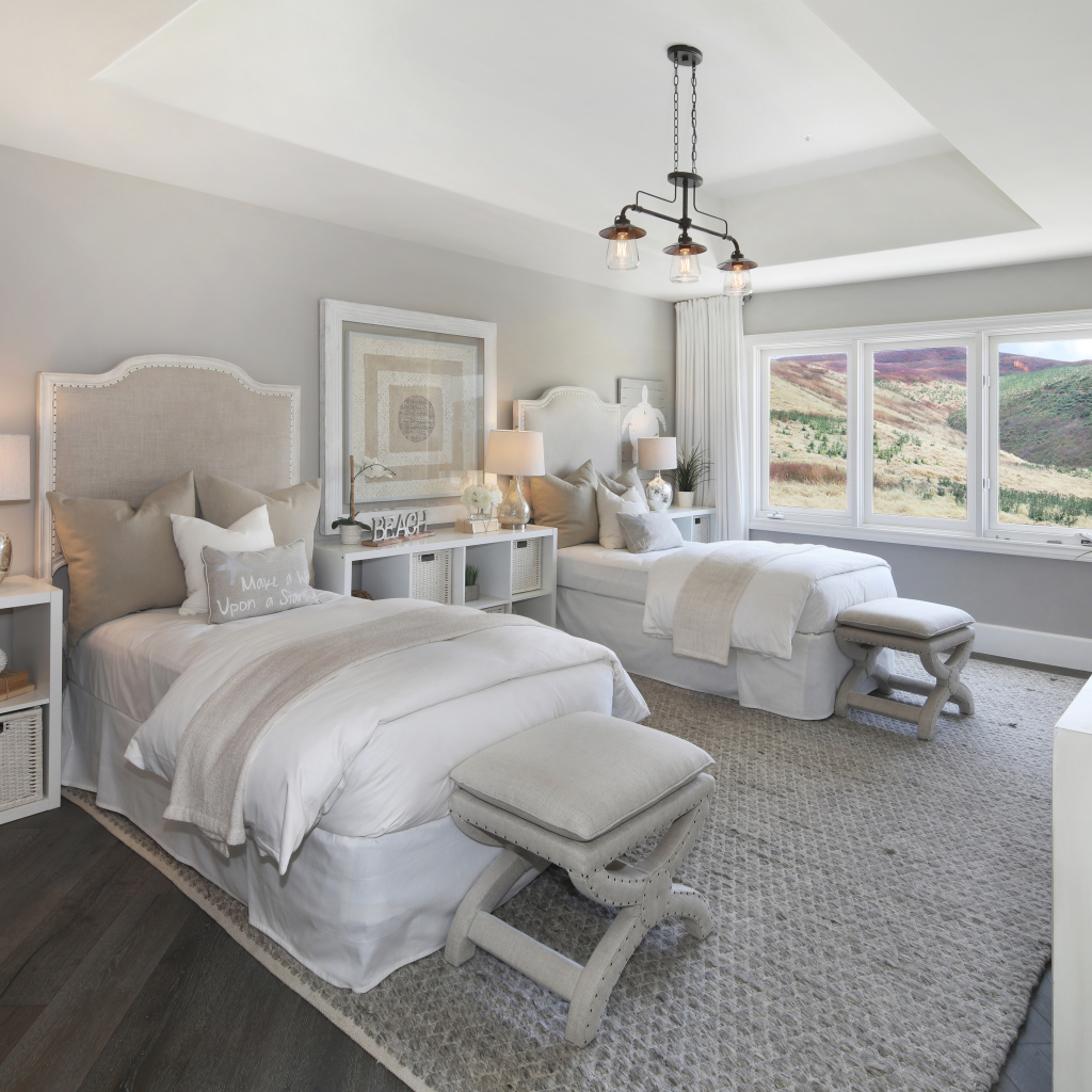 Две кровати в спальне с большим окном