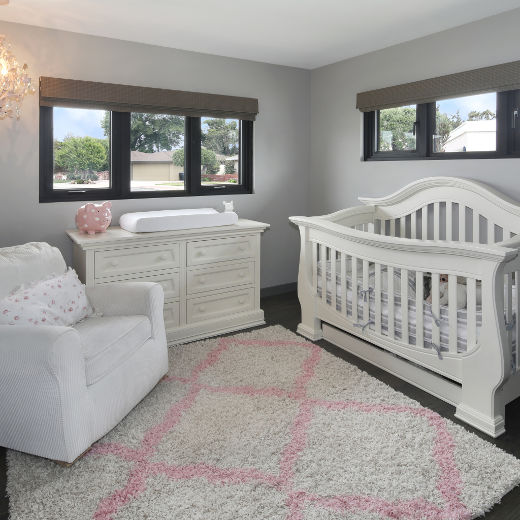 Белая мебель в детской комнате 