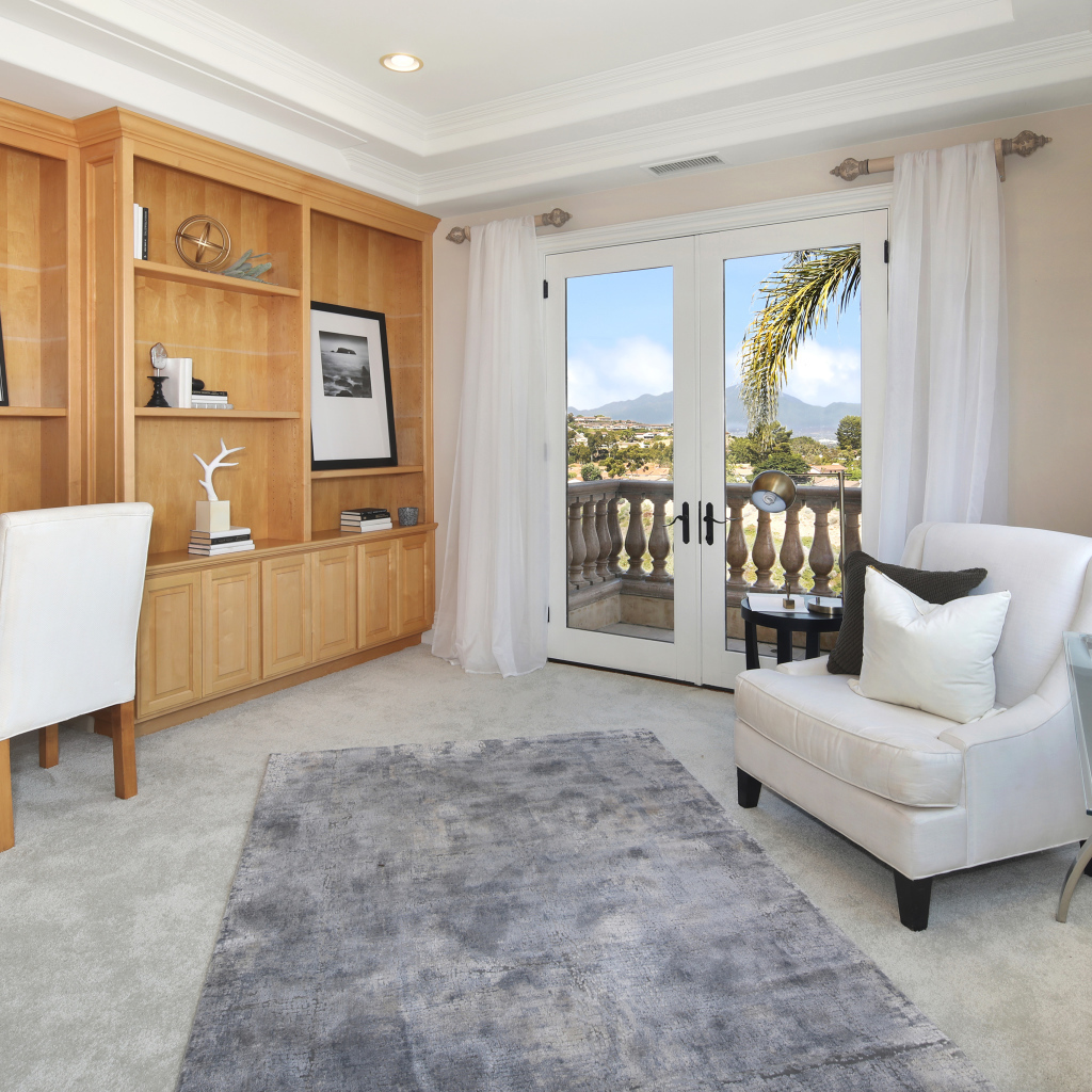 Деревянные шкафы и белые кресла в гостиной 