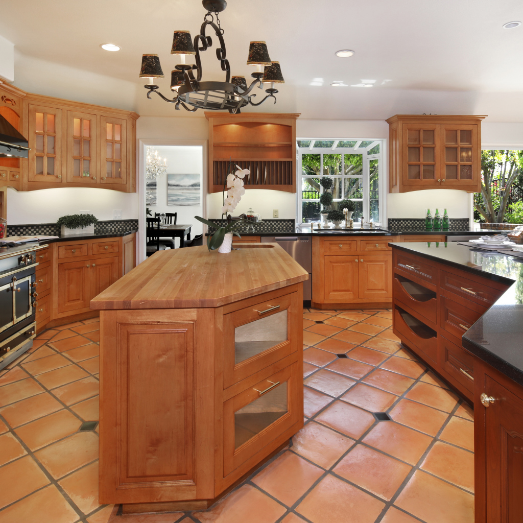 Деревянный стильный кухонный гарнитур 