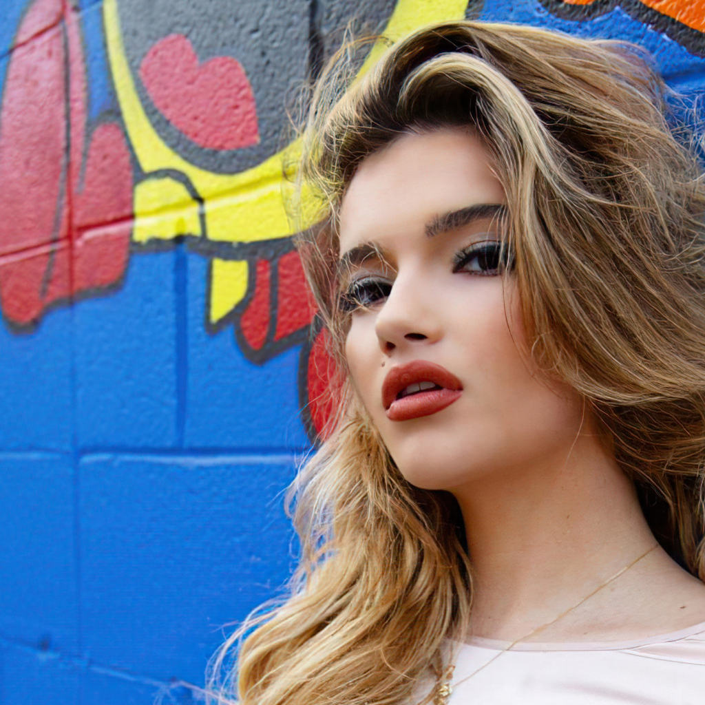 Молодая американская актриса Алексис Джейд Барнетт у стены