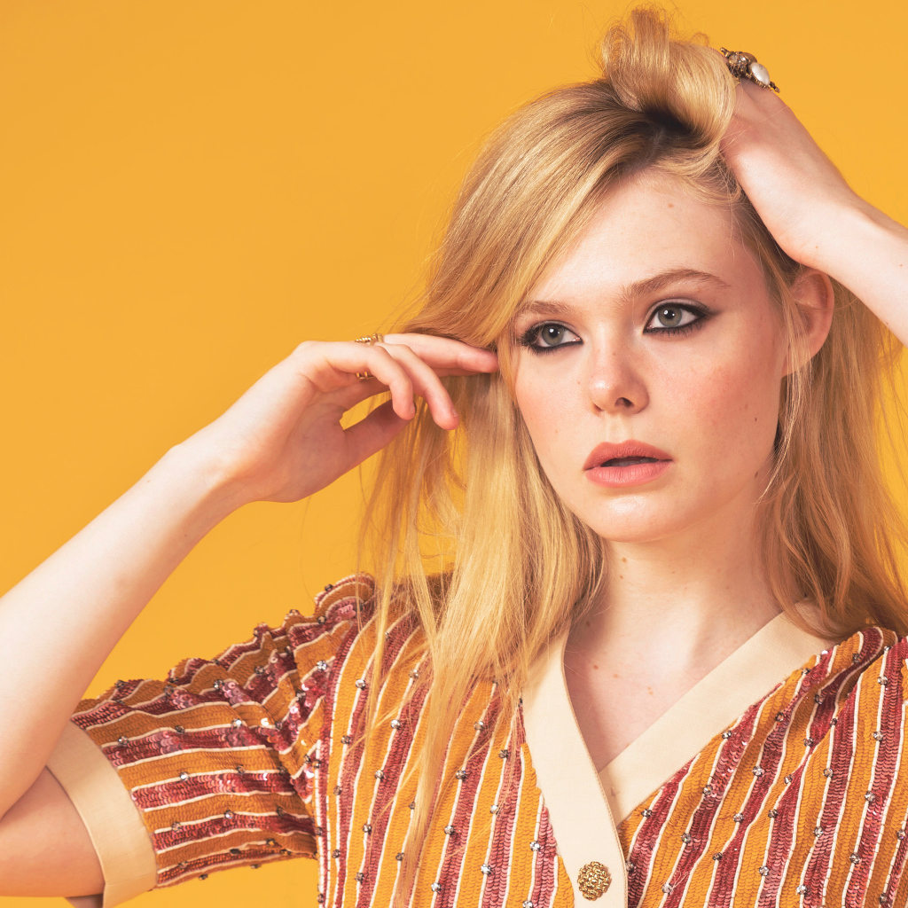 Молодая американская актриса Эль Фэннинг на желтом фоне