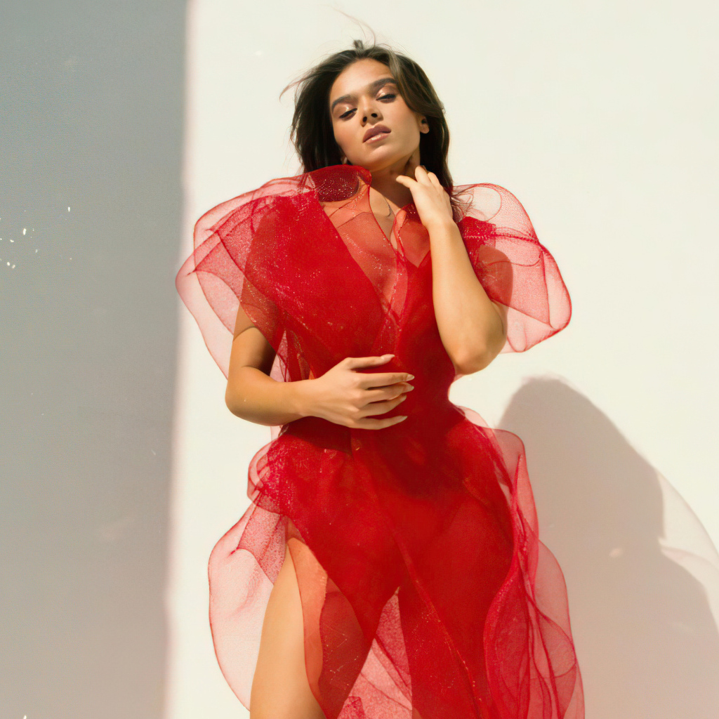 Молодая актриса Хейли Стайнфелд в красном платье