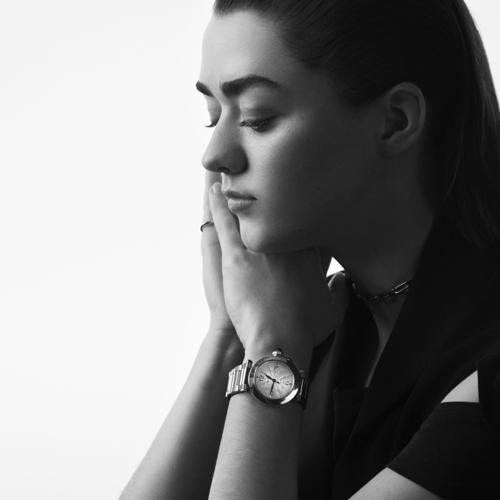 Молодая актриса  Мэйси Уильямс на белом фоне