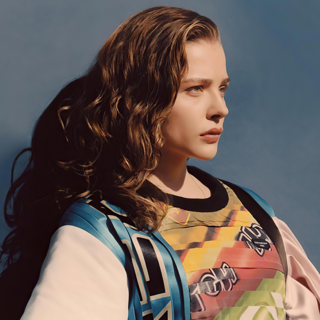 Молодая девушка актриса Хлоя Грейс Морец на сером фоне