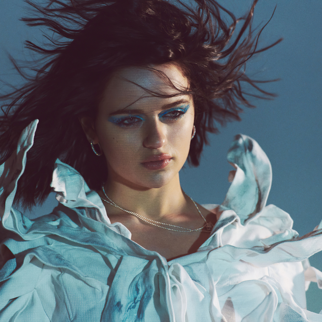 Молодая девушка актриса Джоуи Кинг на сером фоне