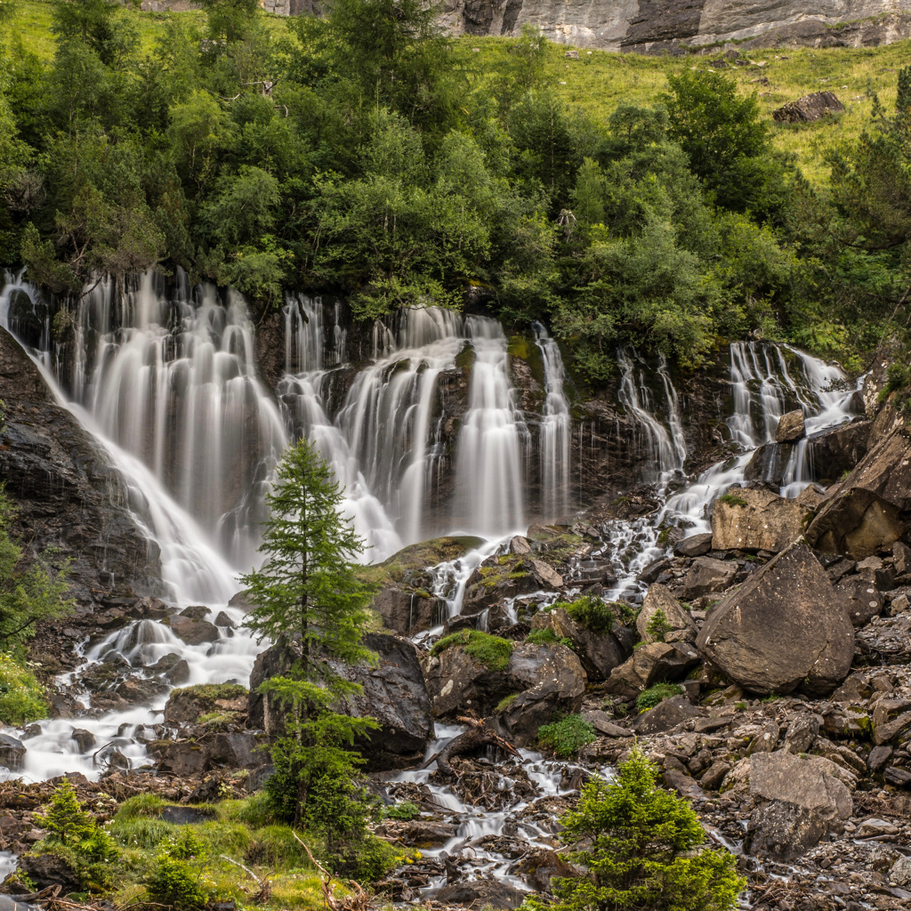 Водопад стекает по камням, Швейцария 
