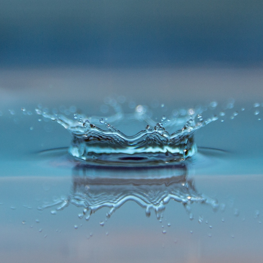 Капля воды разбивается об пол