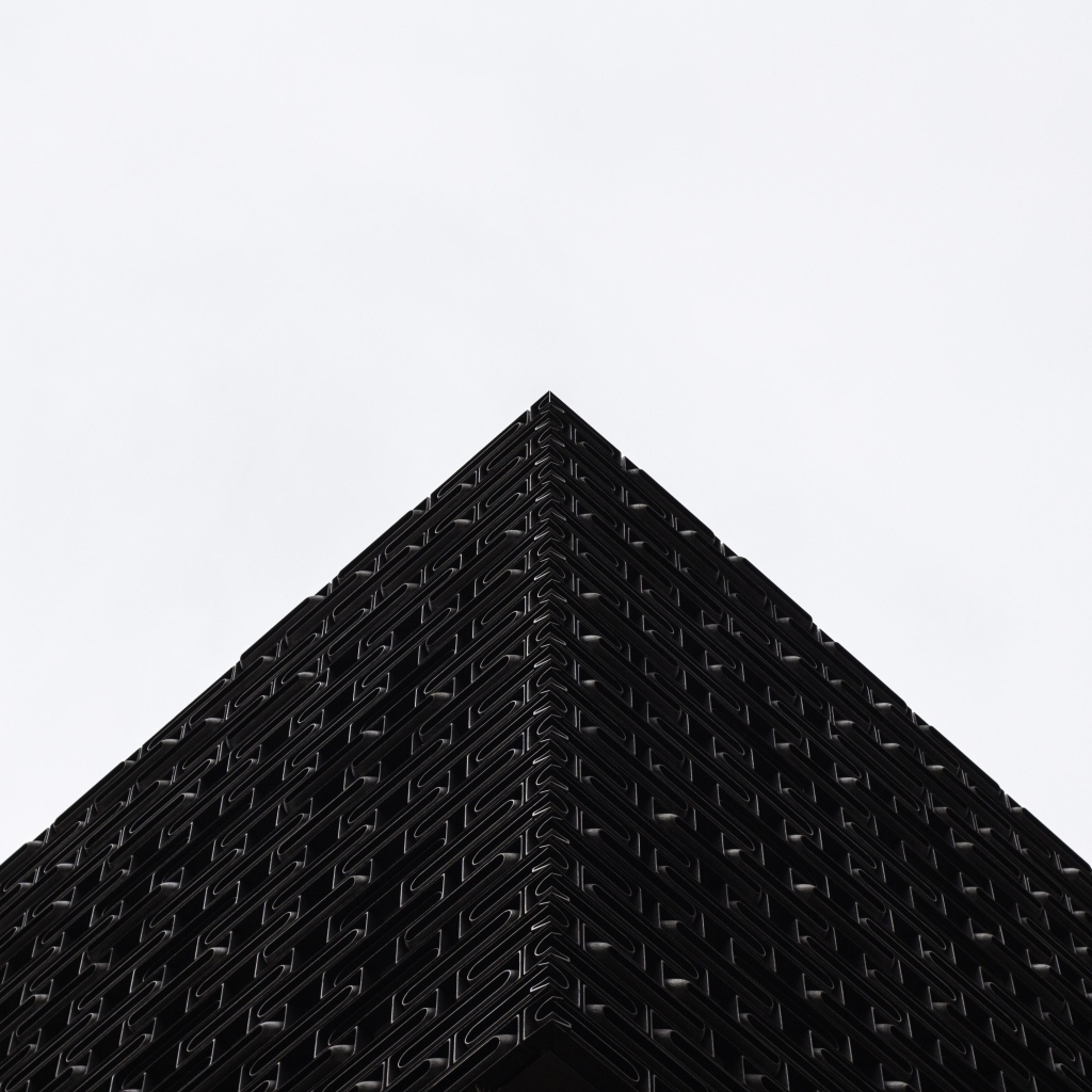 Черная 3д пирамида на белом фоне
