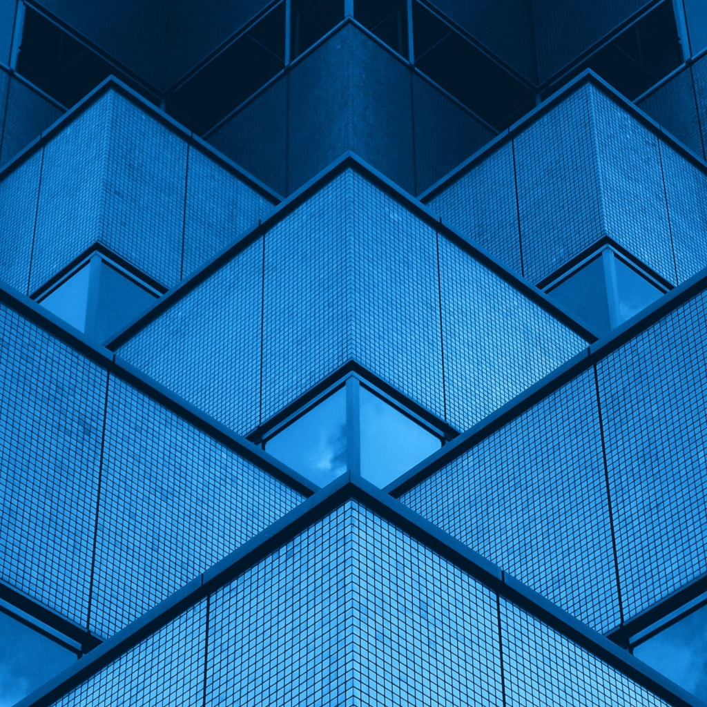 Голубые треугольники многоэтажного дома