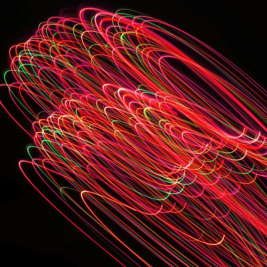 Яркие световые волны в движении на черном фоне