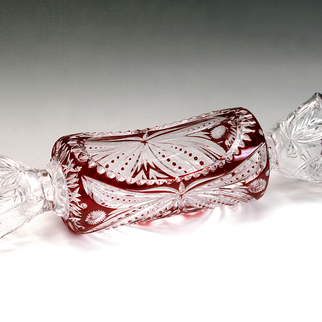 Декоративная хрустальная конфета на сером фоне