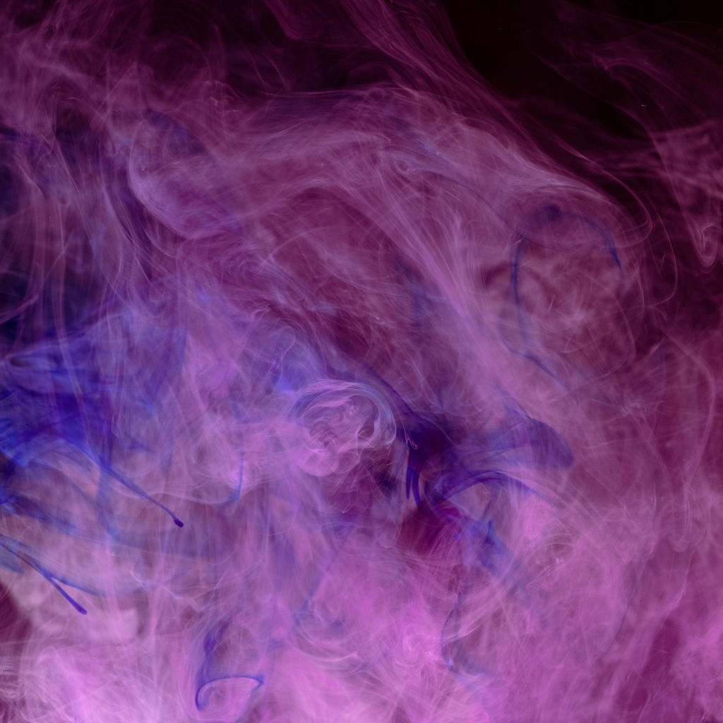 Розовый дым на черном фоне