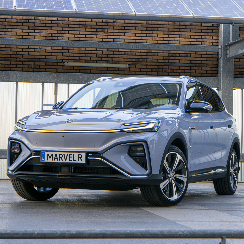 Серебристый автомобиль MG Marvel R 2023 года