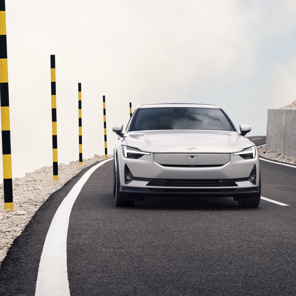 Автомобиль Polestar 2 2023 года на дороге