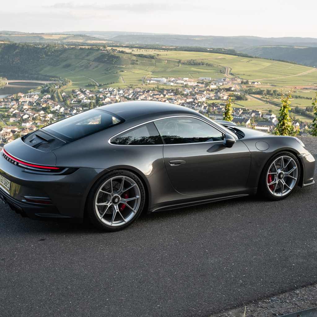 Автомобиль Porsche 911 GT3 Touring MT 2023 года