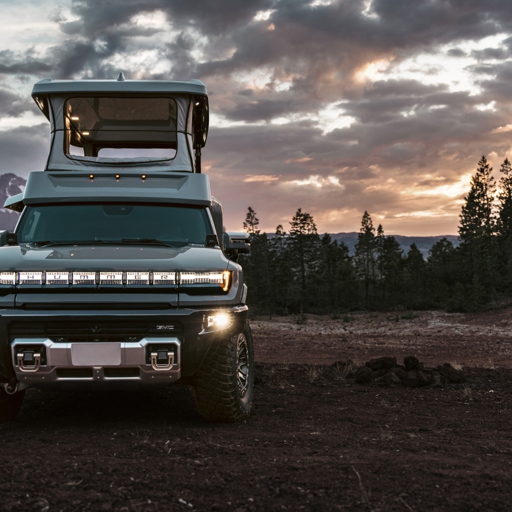 Автомобиль GMC HUMMER EV EarthCruiser 2024 года на фоне неба