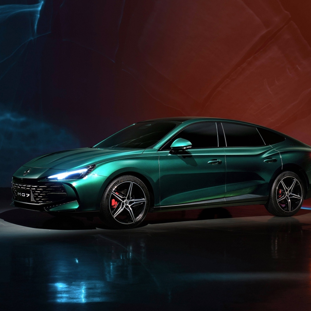 Большой зеленый автомобиль MG 7 Trophy
