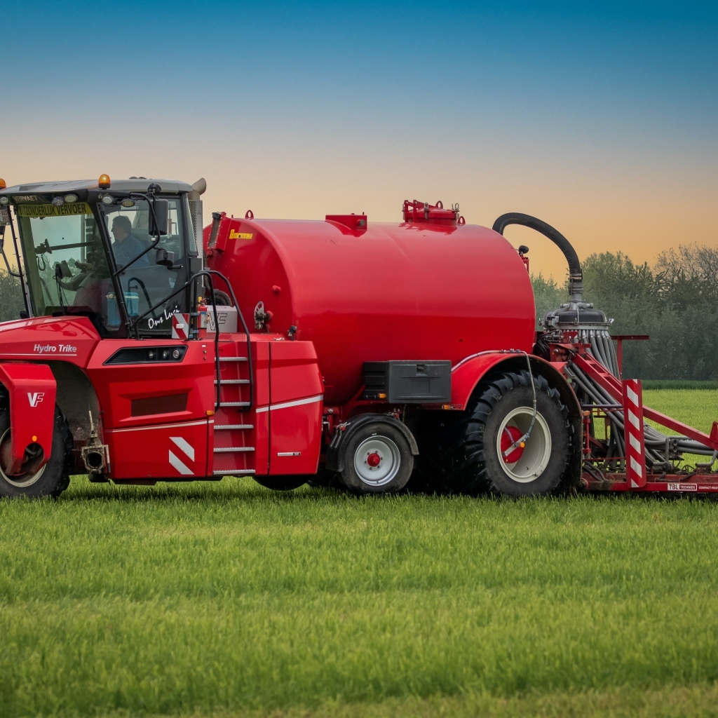 Большой красный комбайн на поле