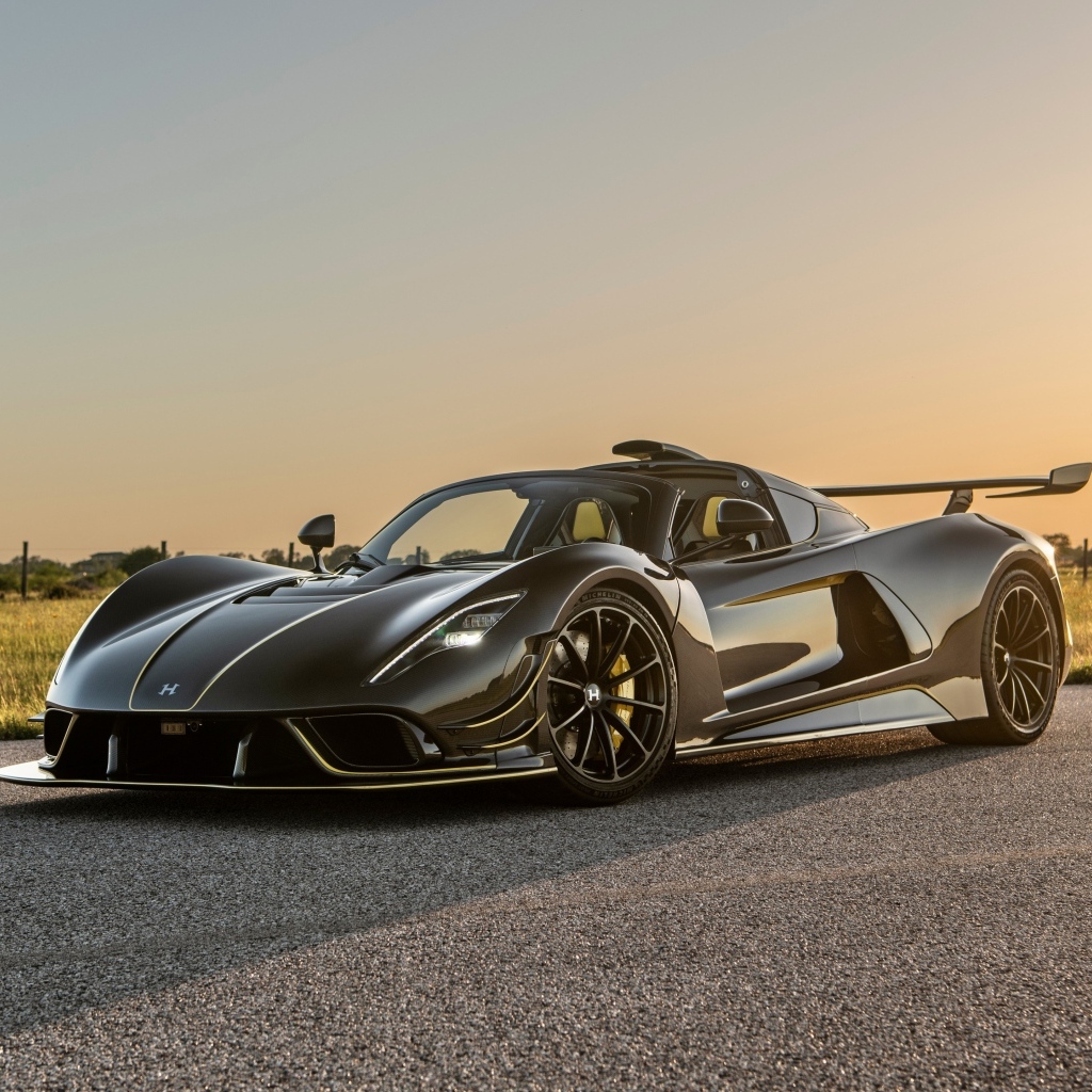 Черный спорткар Hennessey Venom F5 Revolution Roadster 2023 года