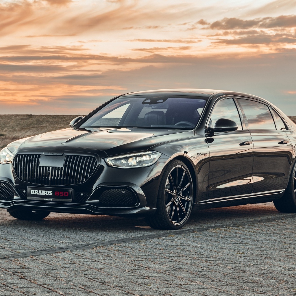 Автомобиль Brabus 850 2023 года на фоне заката