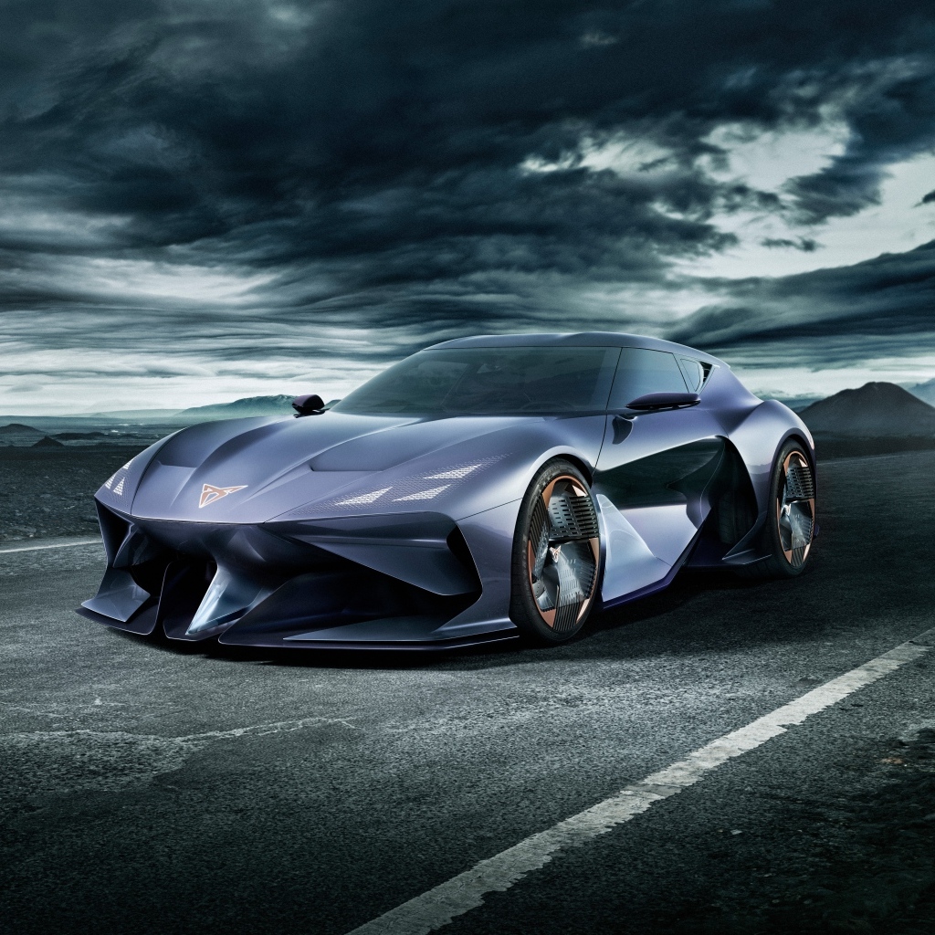 Автомобиль Cupra DarkRebel на фоне грозового неба