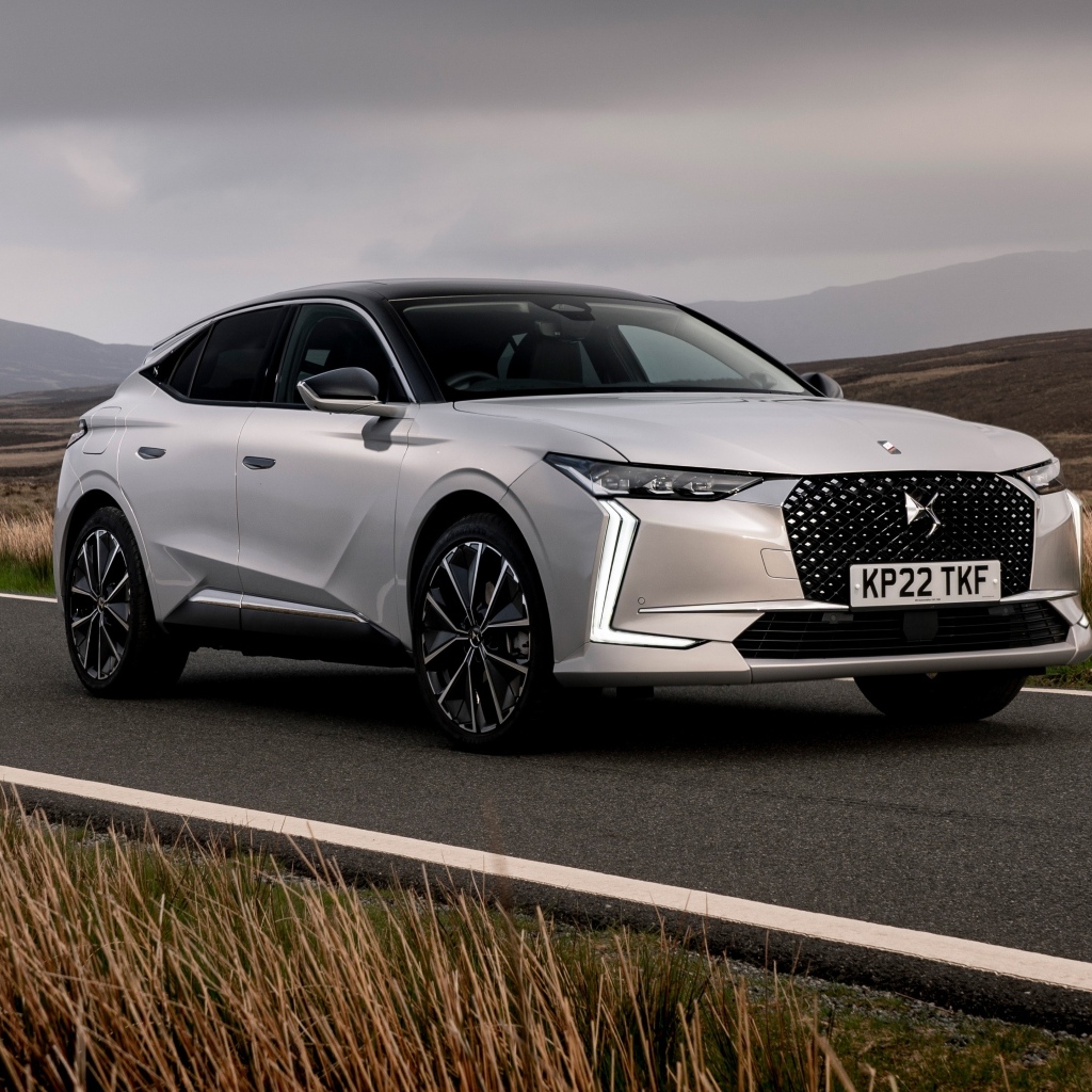 Автомобиль  DS 4 E-Tense Rivoli на дороге